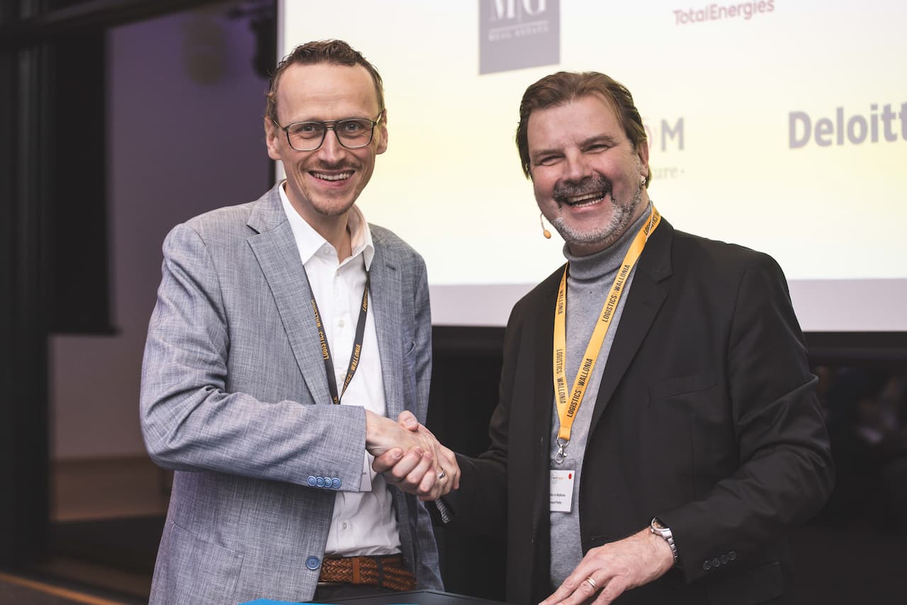 Half length picture of Andreas Nettstraeter and Bernard Piette shaking hands