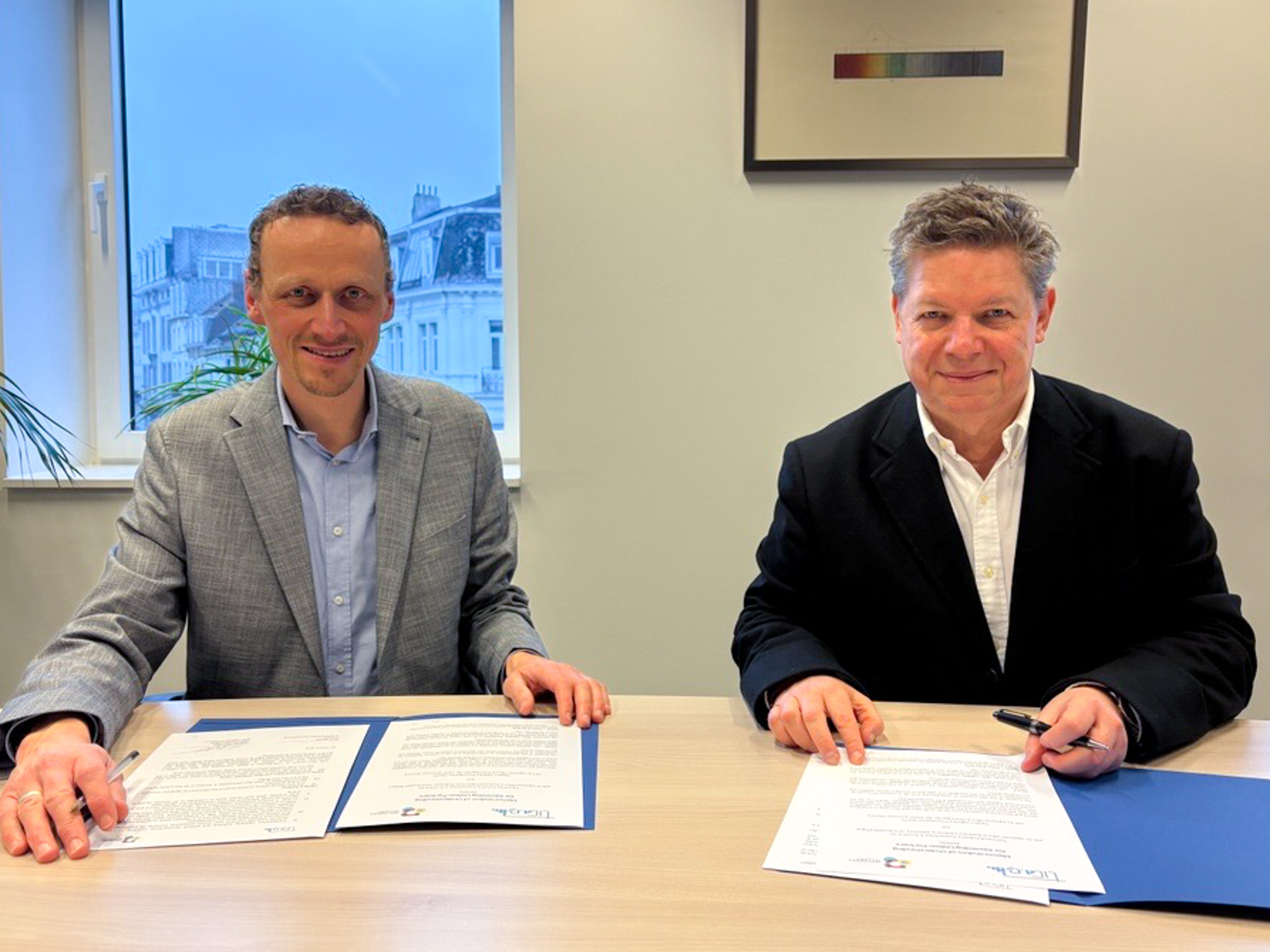 OLF_TIC4.0 MoU signing Representatives from Open Logistics Foundation and TIC4.0 sign an MoU