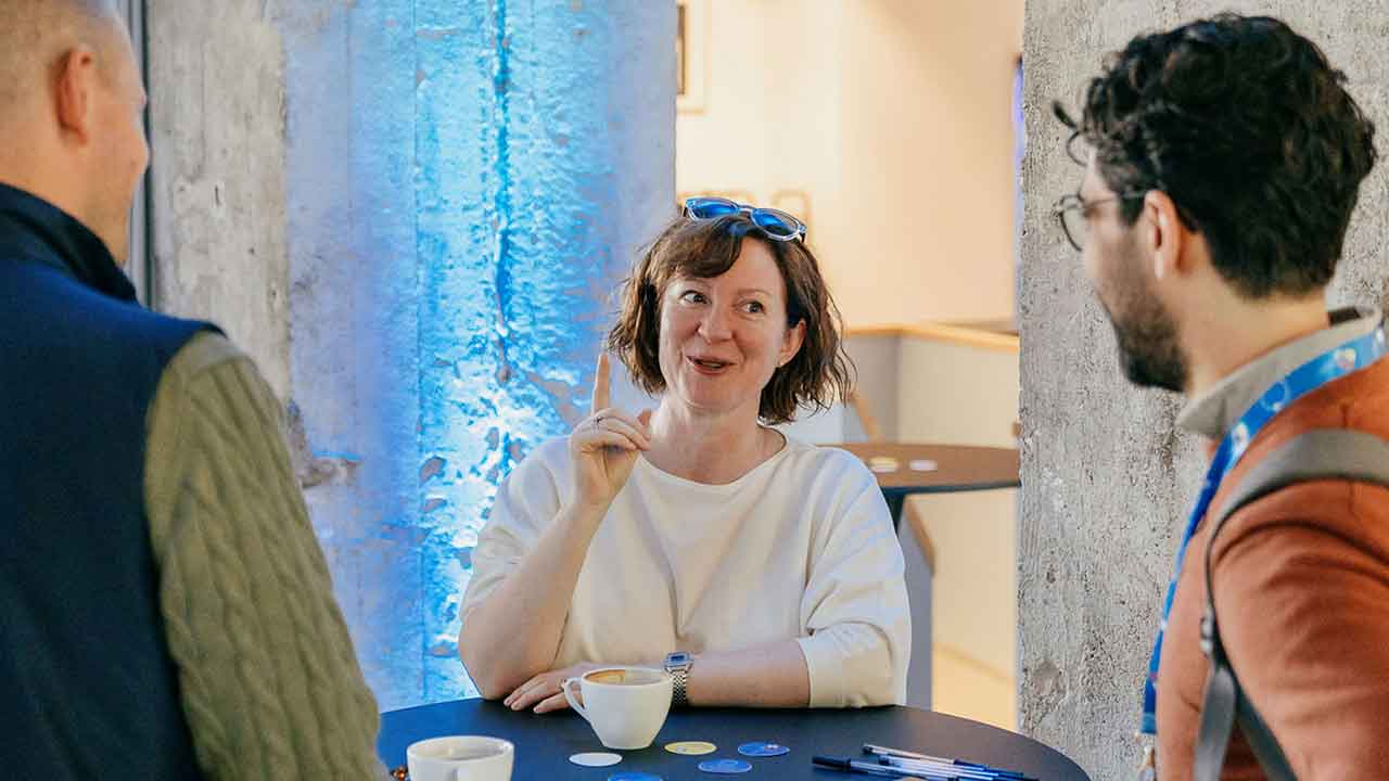 Clare Dillon discussing with participants of the Open Source Innovation Days.